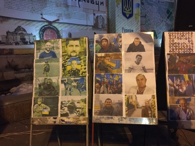 У Чернівцях на Центральній площі вшанували Героїв Небесної сотні
