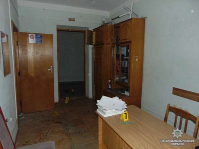 Поліція через 1,5 місяці після вибуху гранати у податковій Чернівців оприлюднила фото з місця пригоди