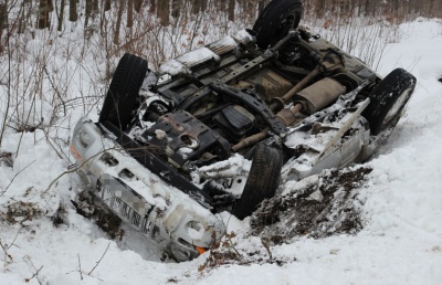 У Чернівецькій області позашляховик вилетів з дороги й перекинувся на дах: без постраждалих