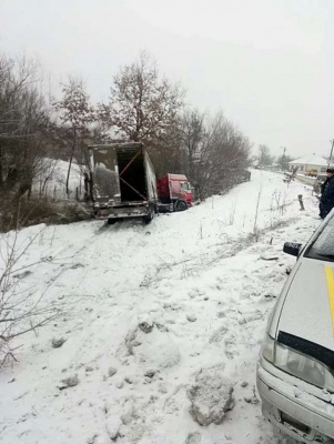 На Буковині фура злетіла на узбіччя через слизьку дорогу