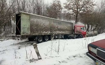 На Буковині фура злетіла на узбіччя через слизьку дорогу