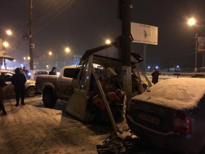 У Чернівцях позашляховик розтрощив будку з паркувальником на Калинівському ринку: постраждалих немає