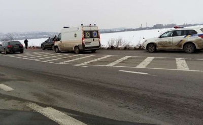 На Буковині на трасі зіткнулися Renault і Volkswagen: одна особа постраждала