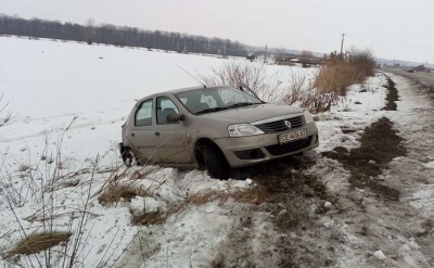 На Буковині на трасі зіткнулися Renault і Volkswagen: одна особа постраждала