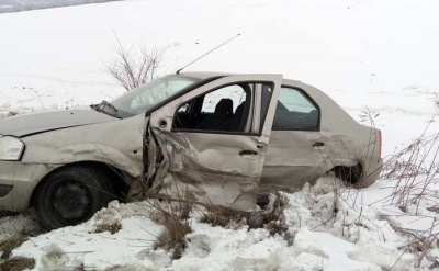 На Буковині на трасі зіткнулися Renault і Volkswagen: одна особа постраждала