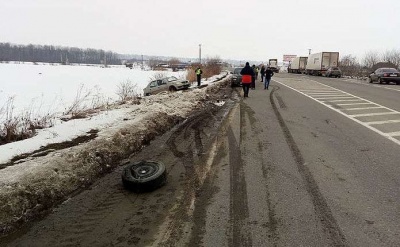 На Буковині на трасі зіткнулися Renault і Volkswagen: одна особа постраждала