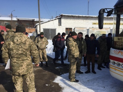 З Чернівців на навчання до Рівненської області відправили 36 резервістів (ФОТО)