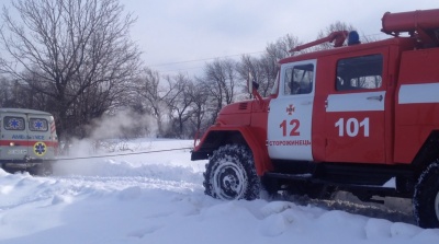 На Буковині рятувальники витягли із замету швидку, яка їхала до пацієнта