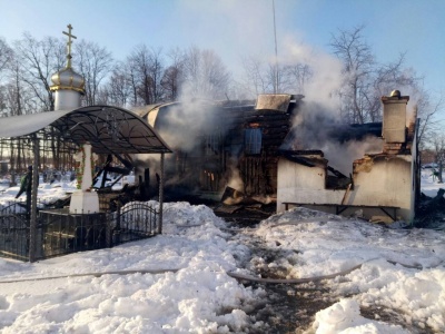 Загорілася після служби Божої: стали відомі подробиці пожежі в дерев’яній церкві на Буковині