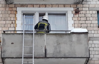 На Буковині рятувальники звільнили немовля із зачиненої квартири (ФОТО)