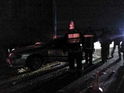 У Чернівецькій області легковик зіткнувся з вантажівкою: рятувальники витягнули з авто двох постраждалих (ФОТО)