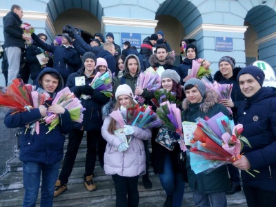 У Чернівцях міський голова роздавав квіти перехожим жінкам (ФОТО)