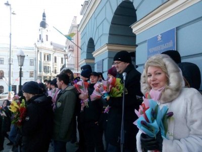 У Чернівцях міський голова роздавав квіти перехожим жінкам (ФОТО)