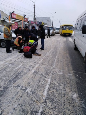 У Чернівцях маршрутка збила дівчину