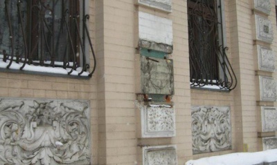 У Києві з фасаду музею Лесі Українки викрали її бронзовий бюст 