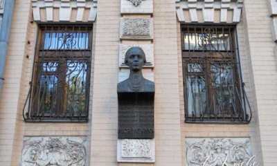 У Києві з фасаду музею Лесі Українки викрали її бронзовий бюст 