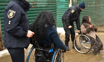 У Чернівцях поліцейських навчали, як правильно транспортувати людей з інвалідністю на візках