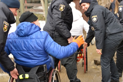 У Чернівцях поліцейських навчали, як правильно транспортувати людей з інвалідністю на візках