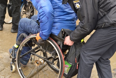 У Чернівцях поліцейських навчали, як правильно транспортувати людей з інвалідністю на візках