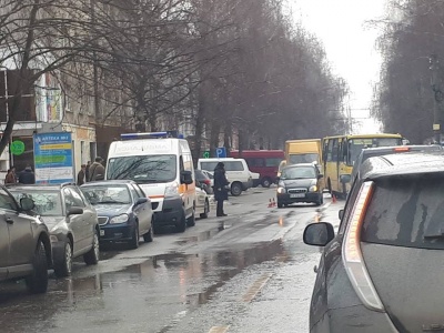 У Чернівцях автомобіль збив неповнолітню дівчинку, яка переходила через дорогу