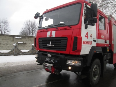 На Буковині вантажівка з’їхала з траси у кювет: причеп із деревом перегородив проїзд дорогою (ФОТО)