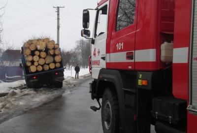 На Буковині вантажівка з’їхала з траси у кювет: причеп із деревом перегородив проїзд дорогою (ФОТО)