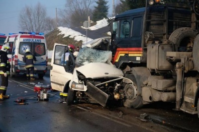 У Польщі авто з українцями влетіло під колеса вантажівки: є загиблі й травмовані