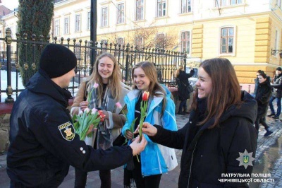 У Чернівцях патрульні дарували жінкам квіти (ФОТО)