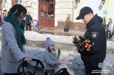 У Чернівцях патрульні дарували жінкам квіти (ФОТО)