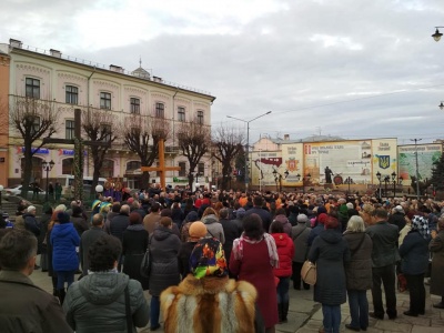 У Чернівцях центральними вулицями пройшлася Хресна хода