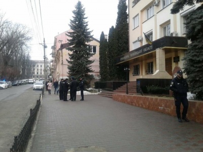 Пікет не відбувся: вимагати розслідування інцидентів з побиттям до прокуратури Буковини прийшли тільки троє осіб