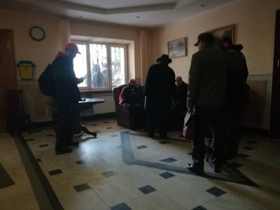 Пікет не відбувся: вимагати розслідування інцидентів з побиттям до прокуратури Буковини прийшли тільки троє осіб