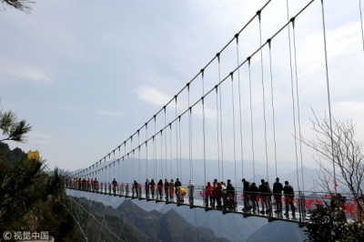 У Китаї відкрили найвищий скляний міст: захопливі фото