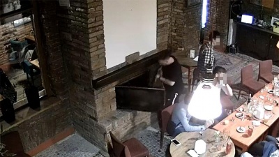 З України видворено поляка, який спалив тризуб у каміні ресторану