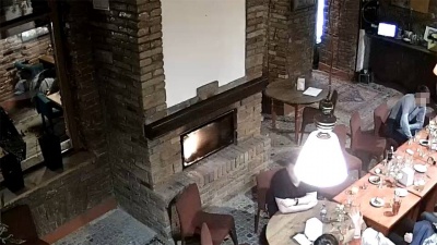 З України видворено поляка, який спалив тризуб у каміні ресторану