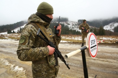 На Буковині група осіб намагалась перешкоджати прикордонникам, коли ті затримали двох контрабандистів