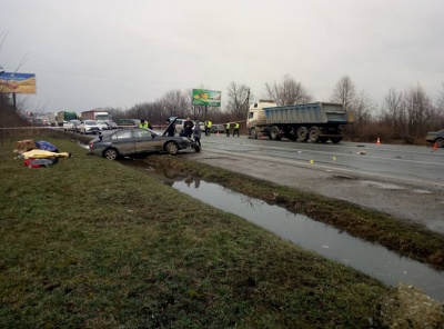 З’явилися фото із трагічної ДТП на трасі біля Чернівців