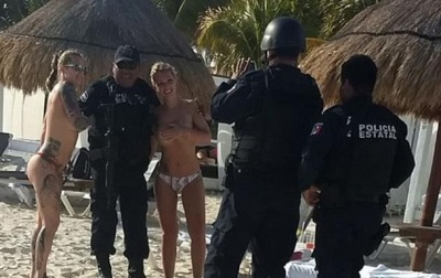 Поліцейських звільнили за фото з напівголими туристками