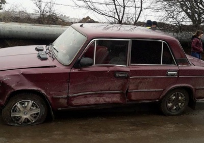 У Чернівцях сталась ДТП за участю двох легковиків: машина служби таксі злетіла в кювет (ФОТО)