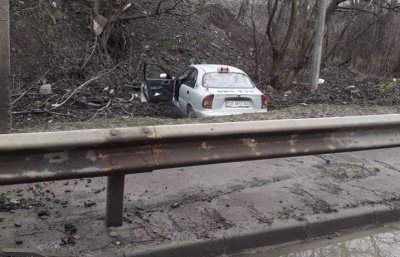 У Чернівцях сталась ДТП за участю двох легковиків: машина служби таксі злетіла в кювет (ФОТО)