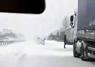 На трасах Чернівецької області через раптовий снігопад ускладнився рух транспорту