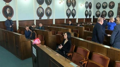 У Чернівцях на сесію міськради принесли тушу курки із написом «Перша тушка міської ради»