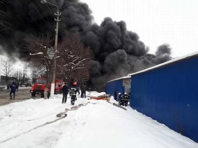 Масштабна пожежа на Калинці у Чернівцях: люди рятують свій товар (ФОТО)