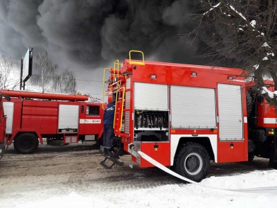 Масштабна пожежа на Калинці у Чернівцях: люди рятують свій товар (ФОТО)