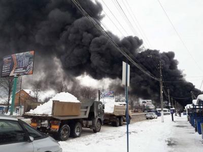 Масштабна пожежа на Калинці у Чернівцях: люди рятують свій товар (ФОТО)