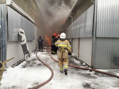 Масштабна пожежа на Калинці у Чернівцях: люди рятують свій товар (ФОТО)