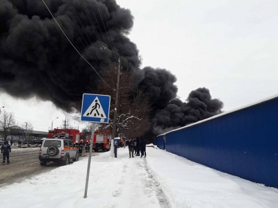 Масштабна пожежа на Калинці у Чернівцях: люди рятують свій товар (ФОТО)
