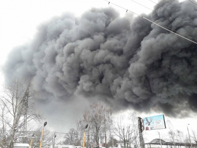 Масштабна пожежа на Калинці у Чернівцях: люди рятують свій товар (ФОТО)