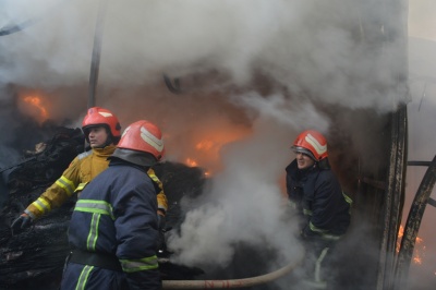 У Чернівцях рятувальники ліквідували масштабну пожежу на Калинівському ринку