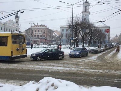 У Чернівцях через снігопад утворилися затори: пасажири «беруть штурмом» маршрутки